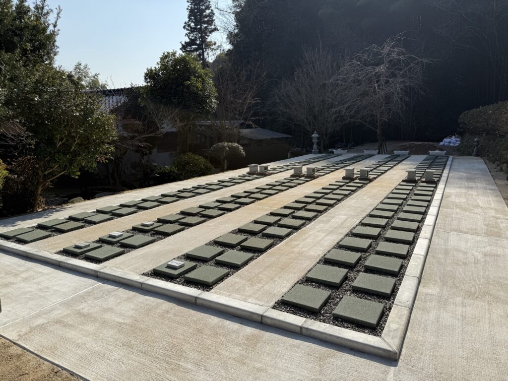 現在ご案内中の第2区画。石板が整然と並ぶ、開設されたばかりの区画です(山口県周南市)