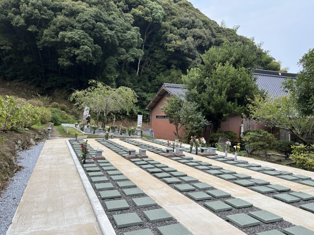 第2区画。緑色の石板が並びます