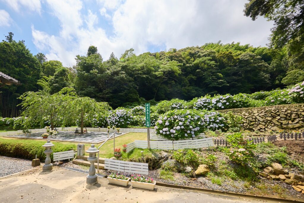 あじさい霊園の入口から見た園内