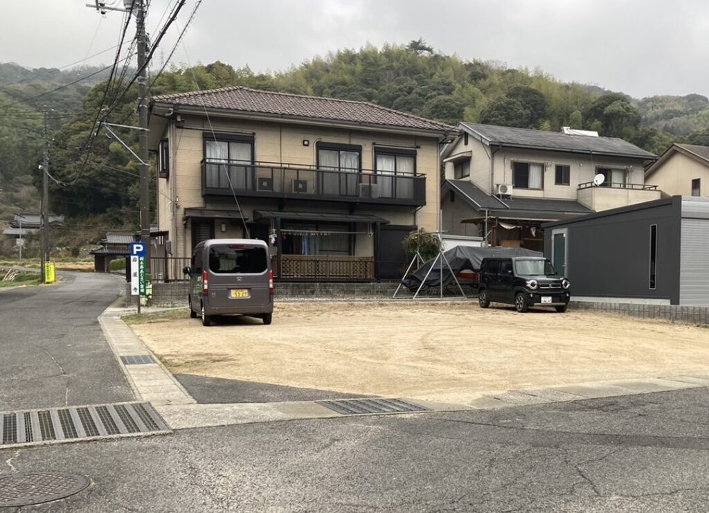 砂地の広場の駐車場。4〜5台分です