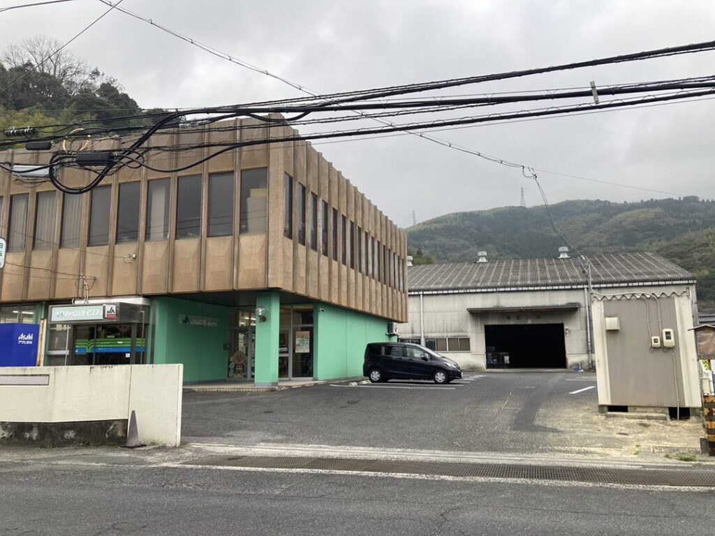 JA山口県 徳山支所の建物。この角を曲がります