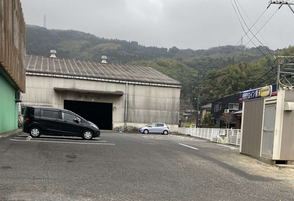 JAの舗装された駐車場。白線が引かれています